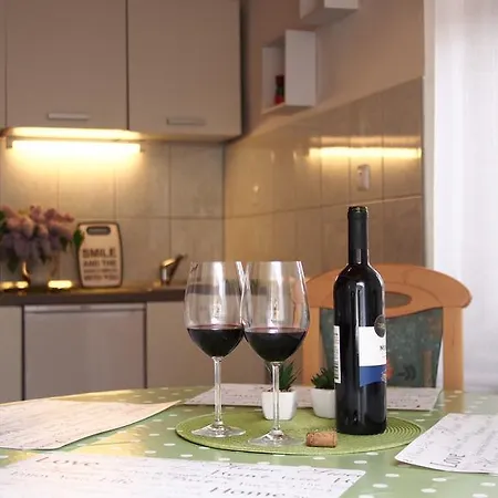 Luci Apartman Zadvarje